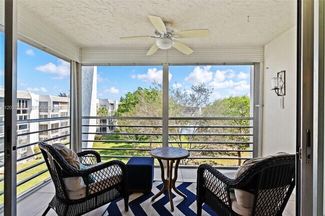 Building Photo - 9480 Poinciana Pl