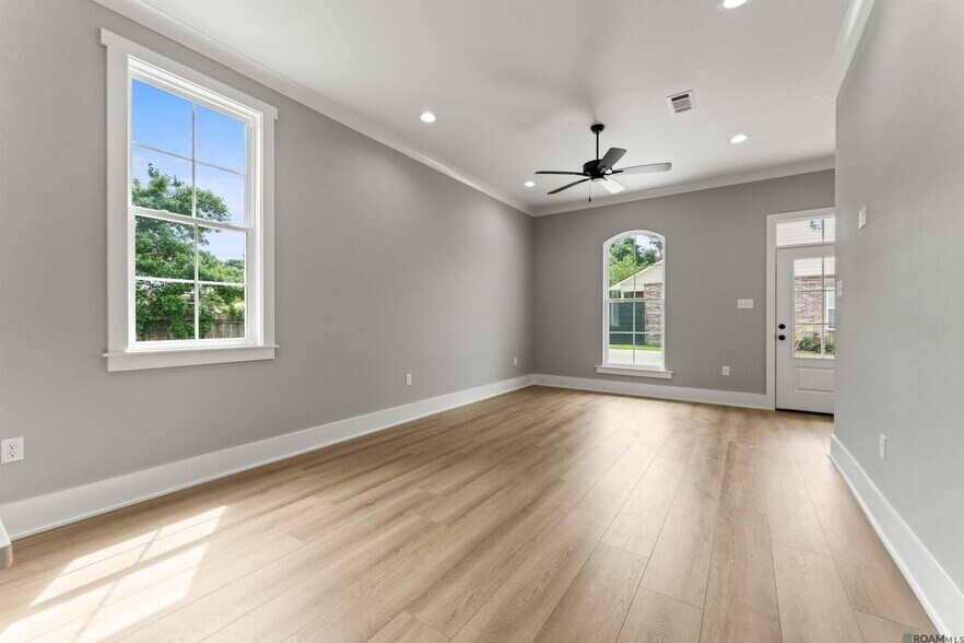 Building Photo - 5733 Dominican Ln