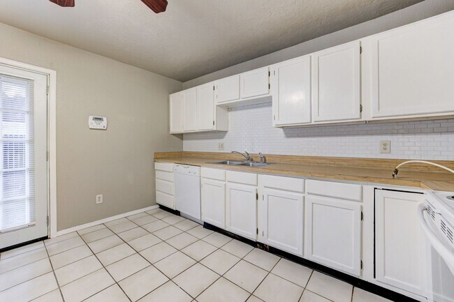 Building Photo - Cute Townhouse in the Heart of Norman, just minutes from OU!