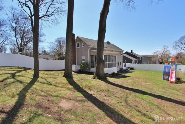 Building Photo - 611 E Crescent Pkwy