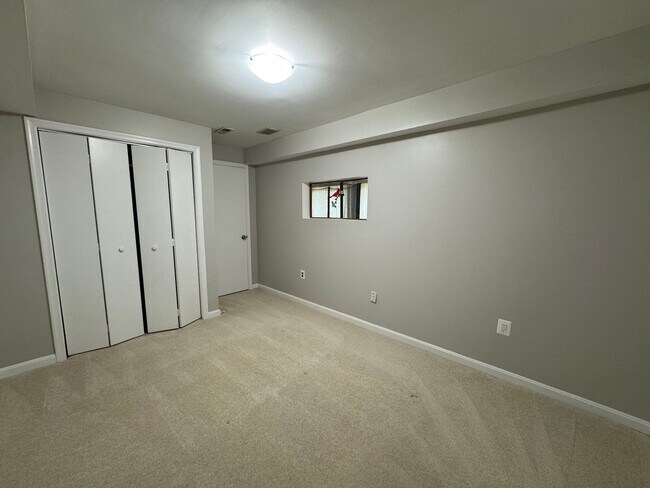Building Photo - Fantastic 4 Bed 3.5 Bath Townhome With Sun...