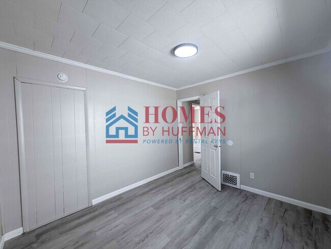 Building Photo - Three Bedroom House | Deposit Special