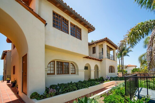 Building Photo - Dream home Located on the Bluff of Southwe...