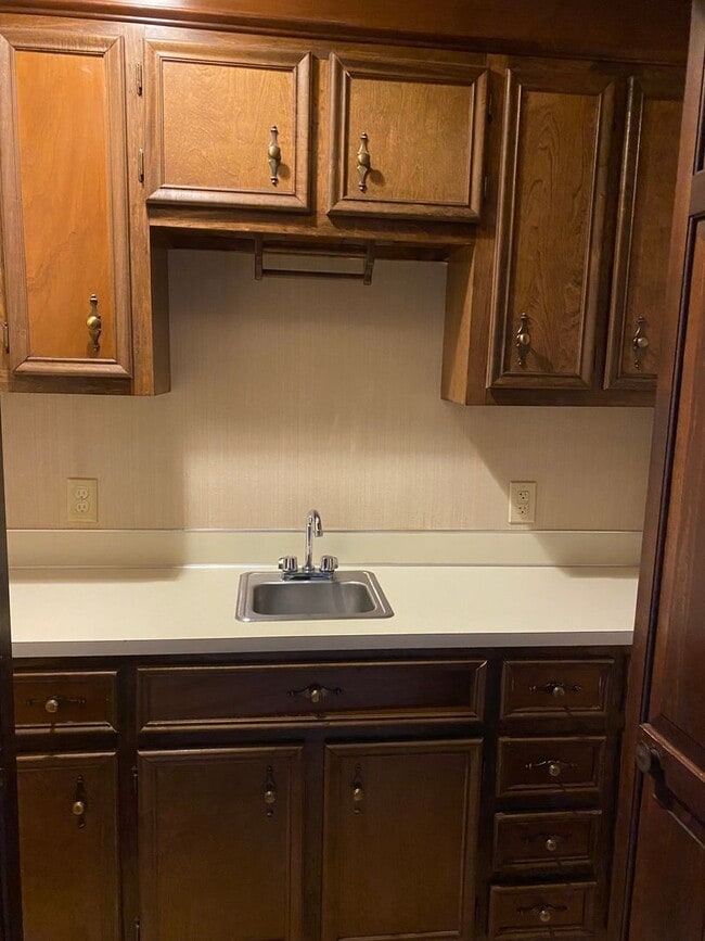 Building Photo - 3 Bedroom 3 Bath Brick Ranch