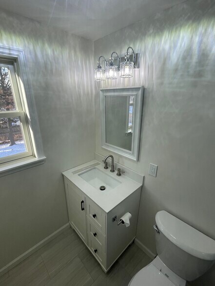 Building Photo - 576 John St