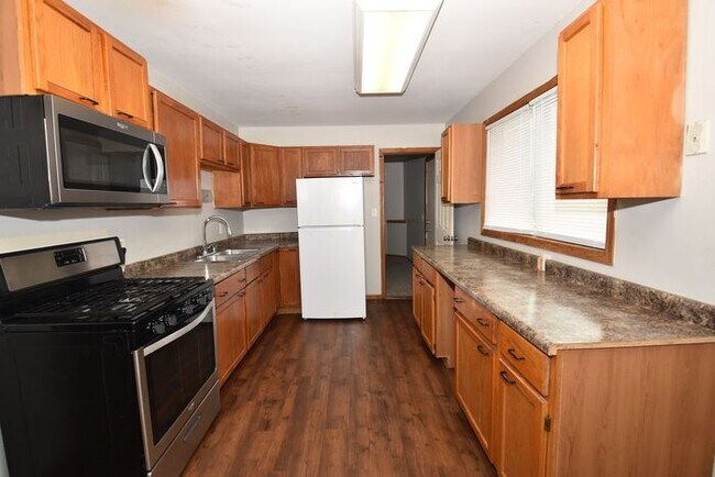 Building Photo - Mishawaka 3 bedroom ranch with large family room and fenced yard