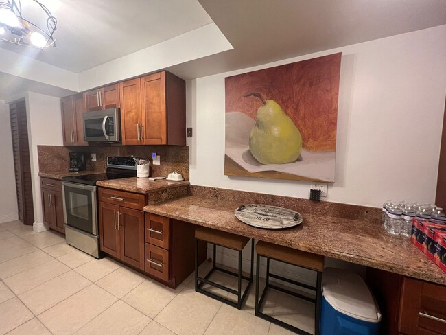 Building Photo - Furnished 2 bedroom 2 Bath condo in a Wond...