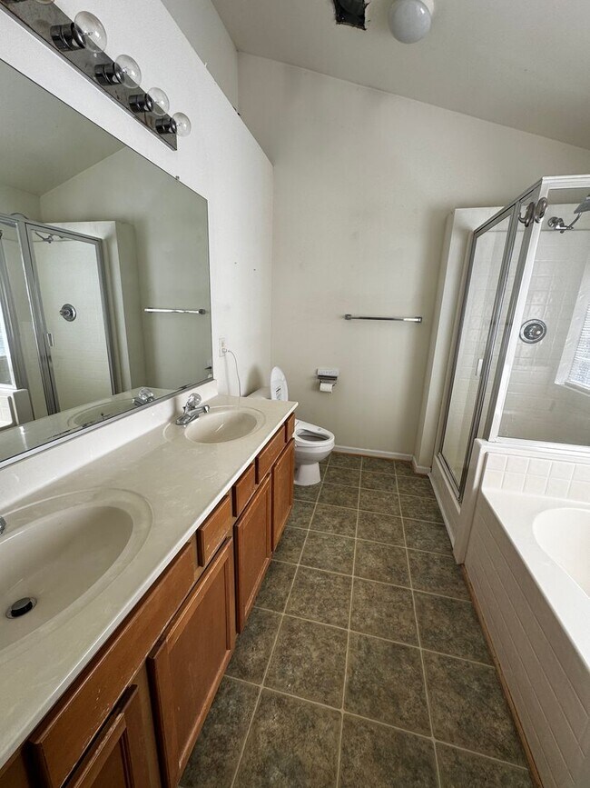 Building Photo - BEAUTIFUL OPEN FLOOR PLAN
