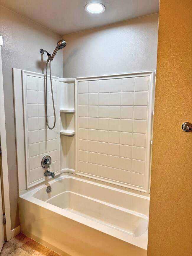 Building Photo - Seven Seven Oaks St SE