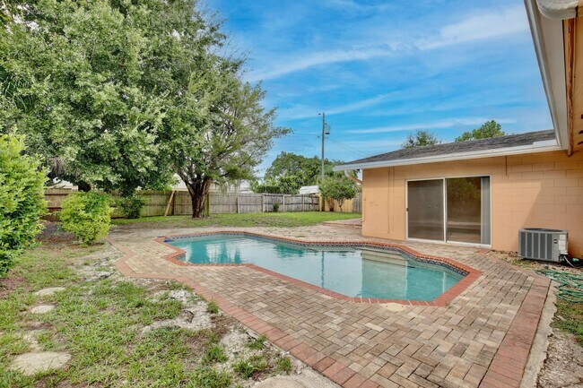 Building Photo - Beautiful 3/2 Spacious Pool Home with a Fe...