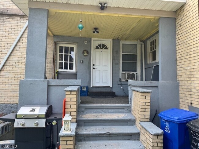 Building Photo - 156 Brown Ave