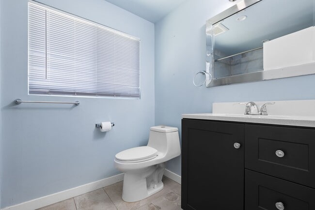 Building Photo - 3 Bedroom, 2 Bathroom apartment in a prime...