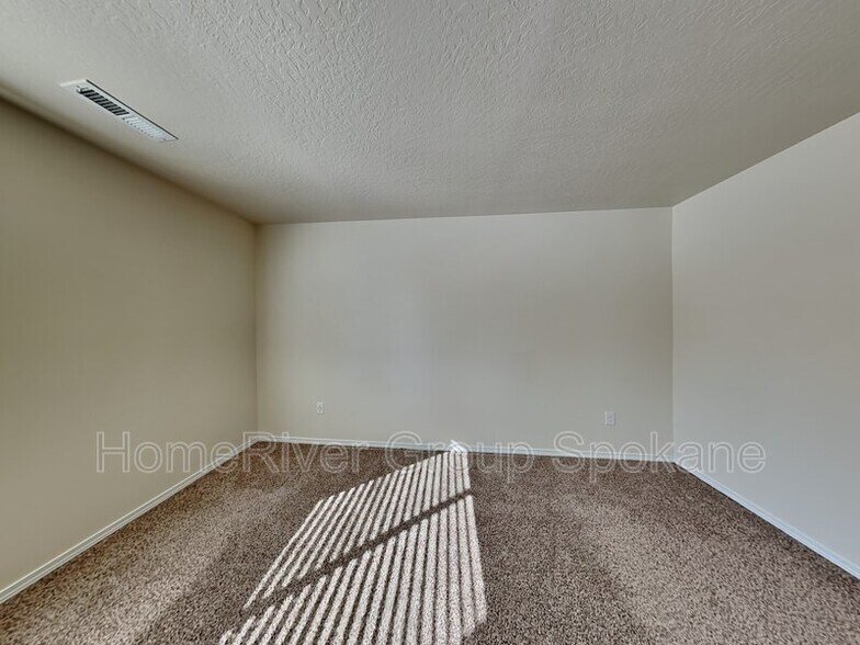 Building Photo - 1315 N Rogue River St