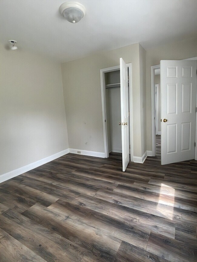 Building Photo - 2-bedroom 1 Bathroom
