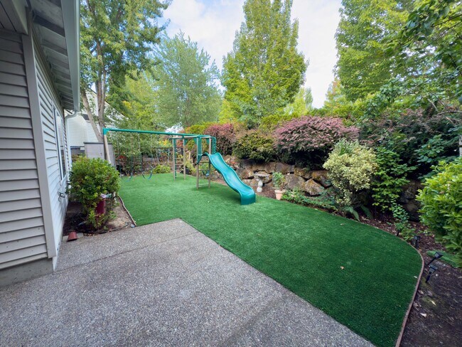 Building Photo - 4630 NW White Mountain Terrace