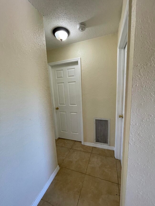 Building Photo - 951 Skylark Dr