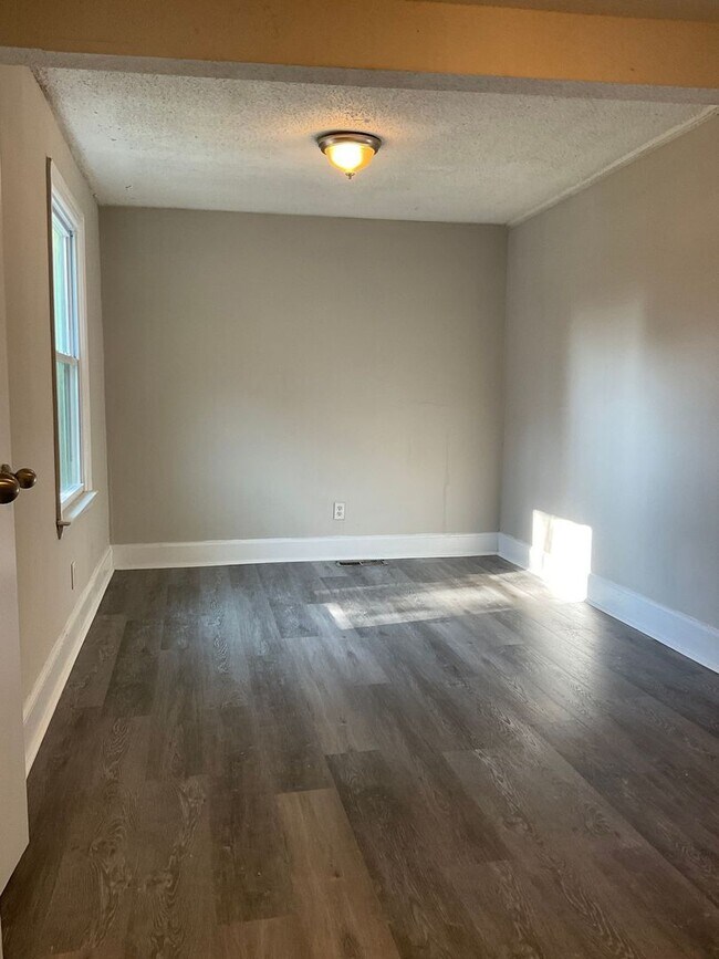 Building Photo - 4 Bedroom  Home in Gastonia - Hardwood Floors, Spacious Rooms!!!