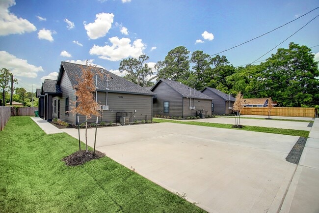 Building Photo - 5626 Kittridge St