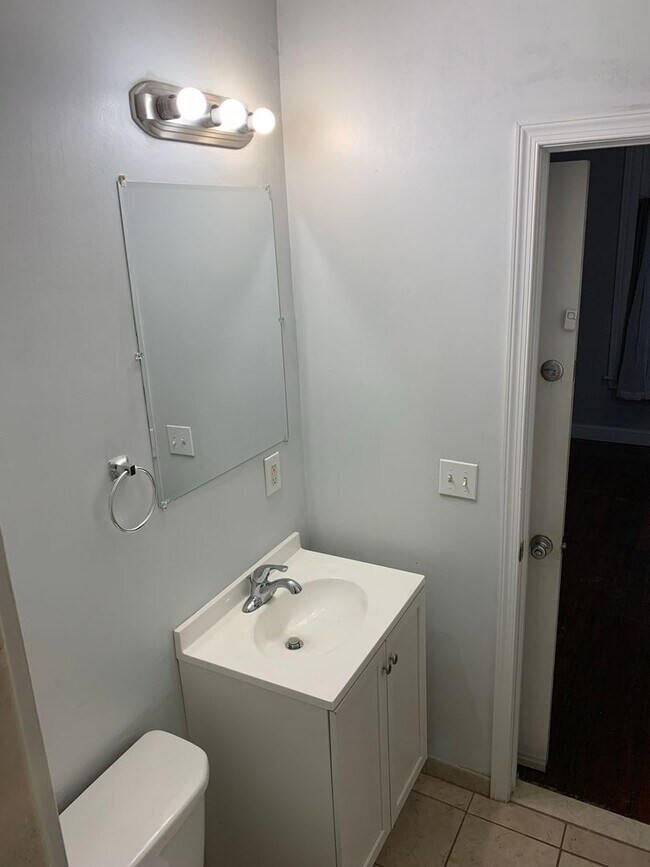 Building Photo - Amazing Studio Apartment located in Univer...