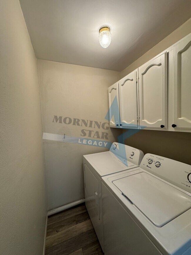 Building Photo - Hurry Leasing Special!! 3-Bedroom Home