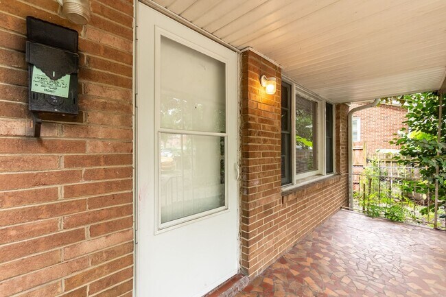 Building Photo - Three Bedroom SFH