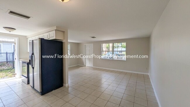 Building Photo - Cute 2 Bedroom/1 Bath Duplex Near Downtown...