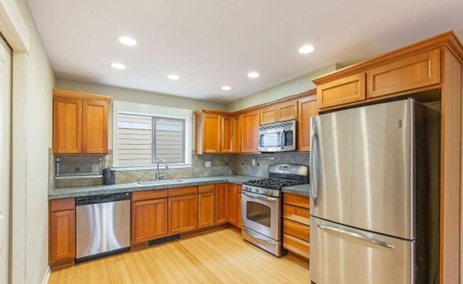 Building Photo - Energy-efficient townhome in the desirable community of Crown Hill is ready to be loved!