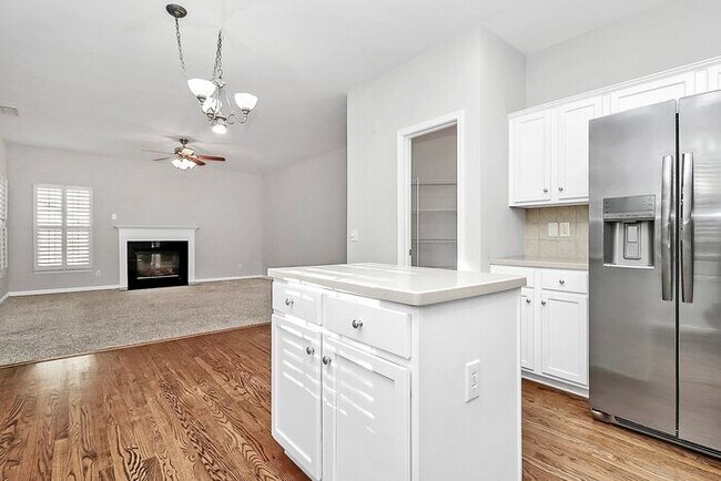 Building Photo - Wonderfully Updated 4BD/2.5BA Cul-de-Sac Home!