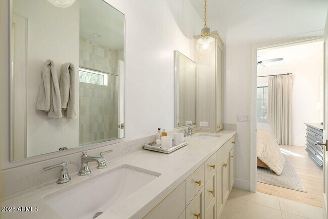 Building Photo - 5838 E Calle Del Paisano