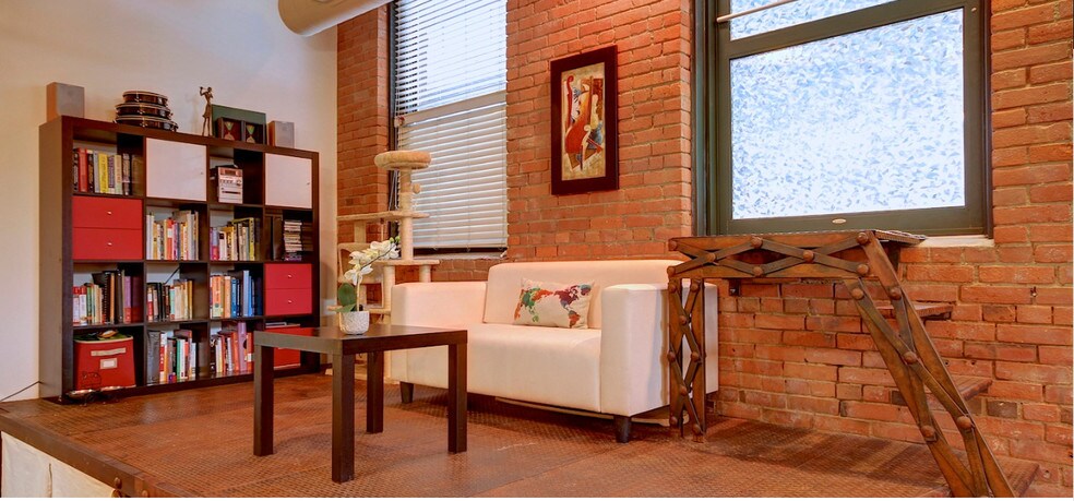 Living Area and entrance to the terrace. - 635 W Lakeside Ave