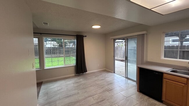 Building Photo - 1917 Coral Oak Ct