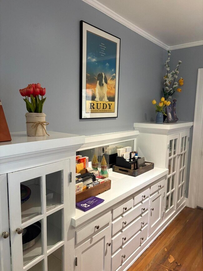 Building Photo - 839 N Orange Dr