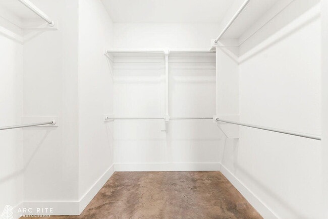 Building Photo - 2303 Toledo Ave