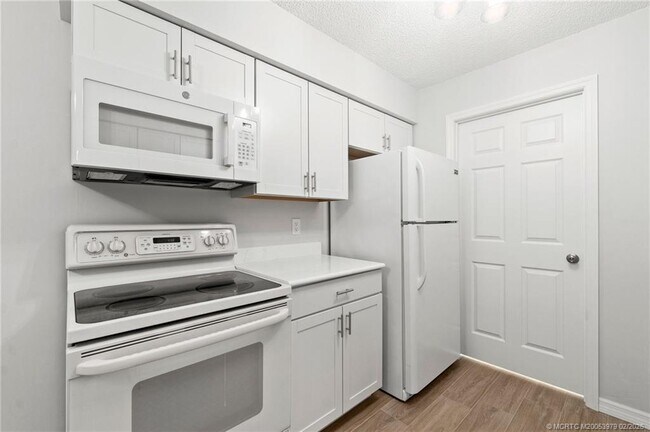 Building Photo - 4047 NW Cinnamon Tree Cir