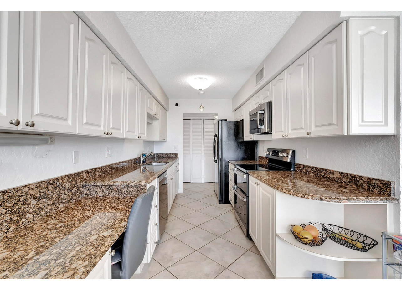 Large kitchen - 800 Jeffery St