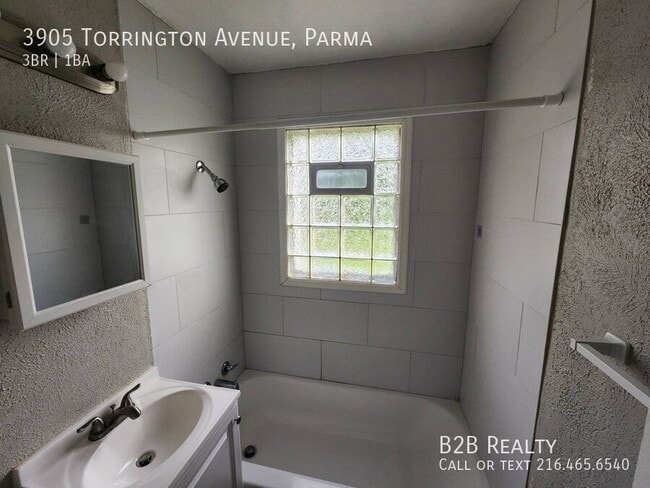 Building Photo - 3905 Torrington Ave