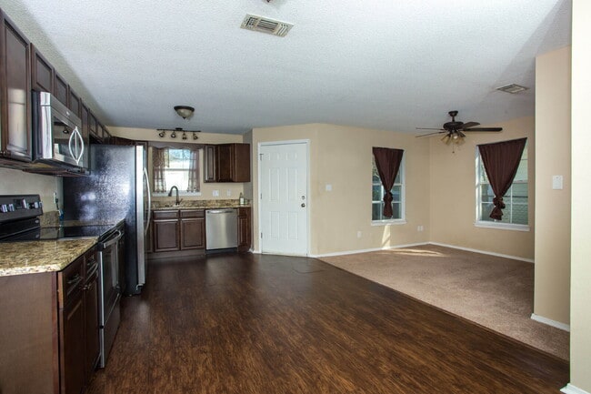 Building Photo - Charming 3-Bedroom Home Near Downtown Pens...