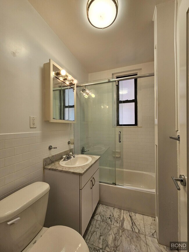 Building Photo - 206 W 104th St