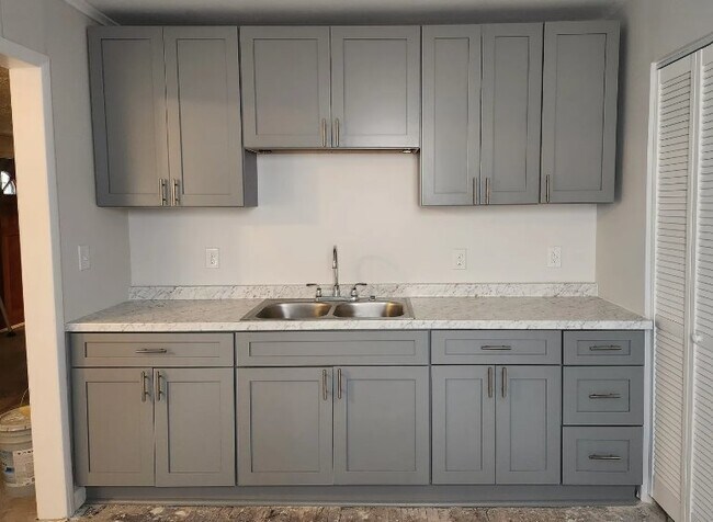 Building Photo - 2811 Parish Ave