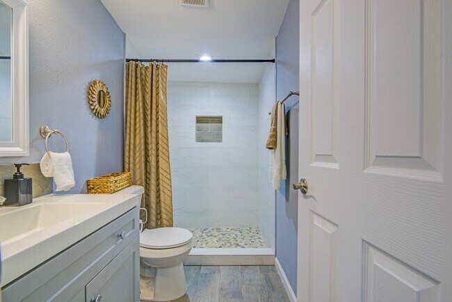 Building Photo - 541 Circle Dr