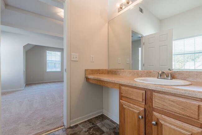 Building Photo - Spacious 4 bedroom 2.5 bath