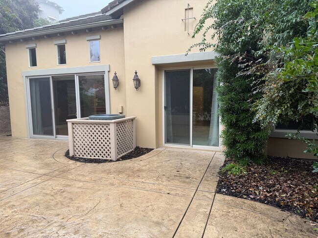 Building Photo - Beautiful 3 bedroom plus loft and office in highly sought Serrano community!