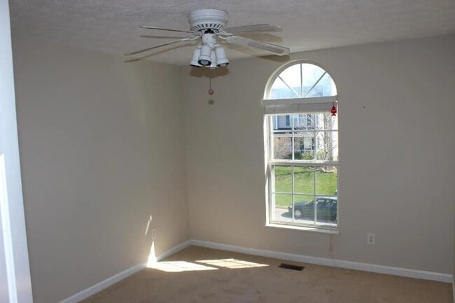 Building Photo - 6985 Yellow Oak Ln