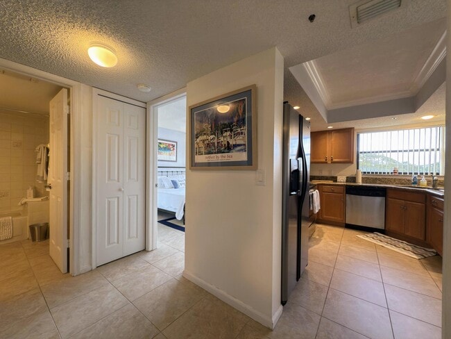 Building Photo - 700 Uno Lago Dr