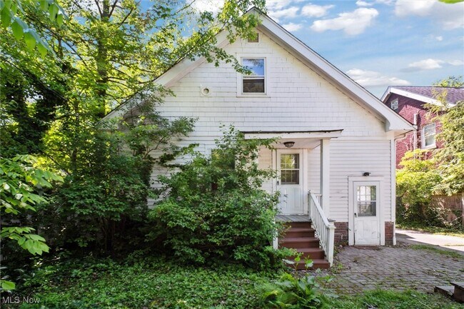 Building Photo - 1507 Crest Rd