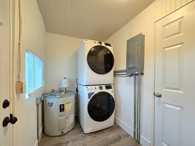 Building Photo - Newly Remodeled 2 Bedroom 1 Bath in Granit...