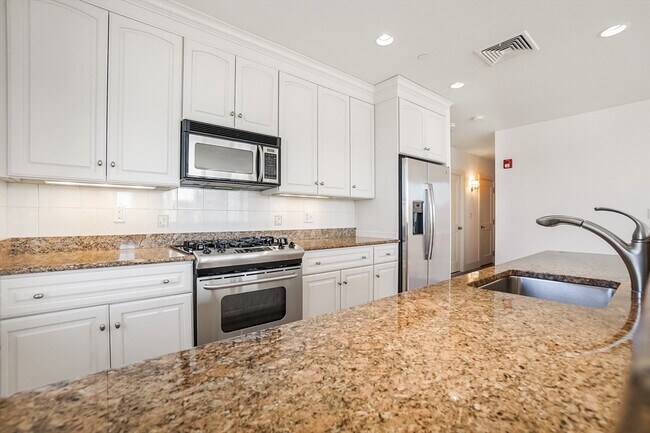 Building Photo - 116-128-128 Rantoul St