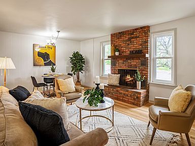 Building Photo - 2 Bed and 1 bath charming and move-in-ready home