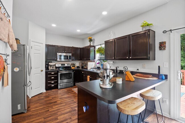 Building Photo - Spacious 3-Bed / 2.5-Bath Home in Southwes...