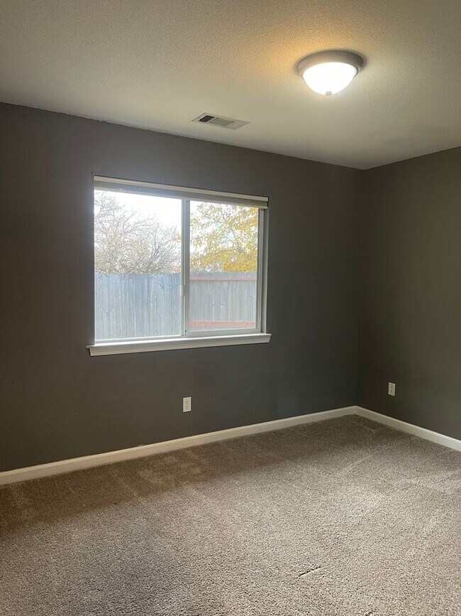 Building Photo - 3 BED 2 BATH HOUSE WITH FENCED BACKYARD IN THE COUNTRY HEIGHTS SUBDIVISION